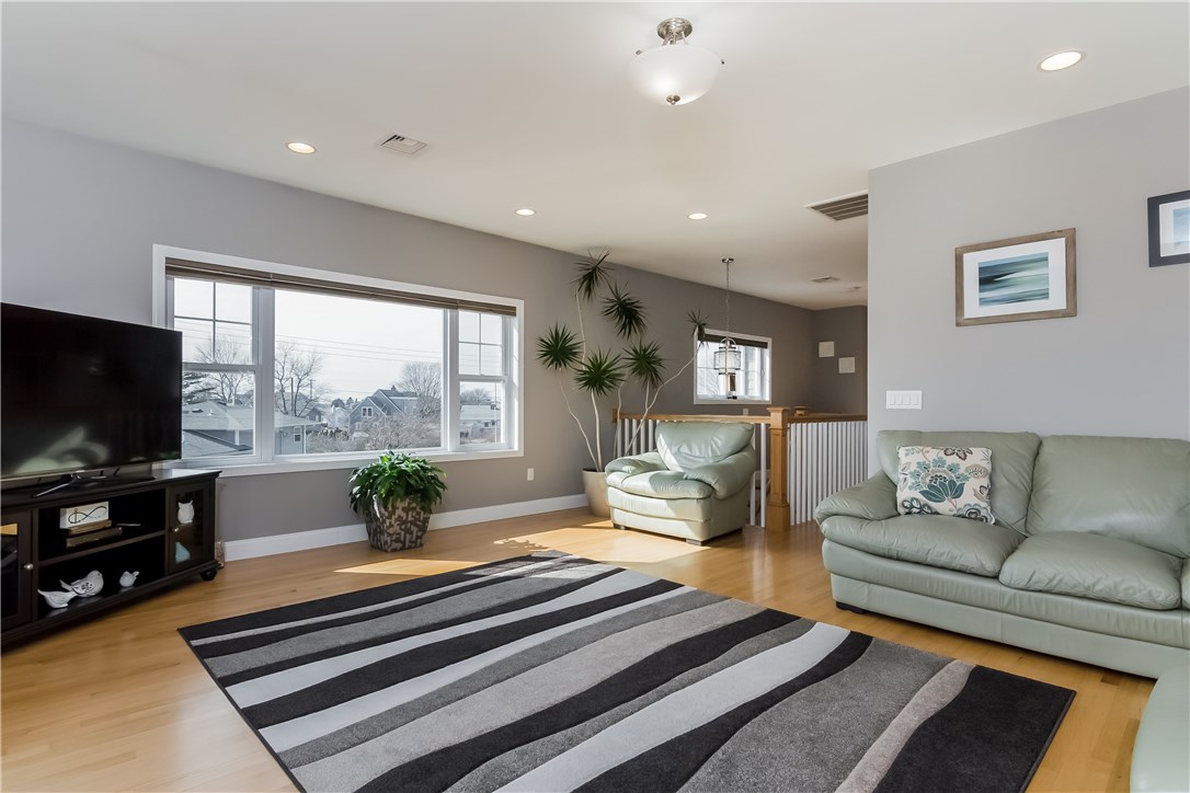 13 Nautilus Road Narragansett, RI 02882 - Photo 19 of 40 Family room......Big and Bright!