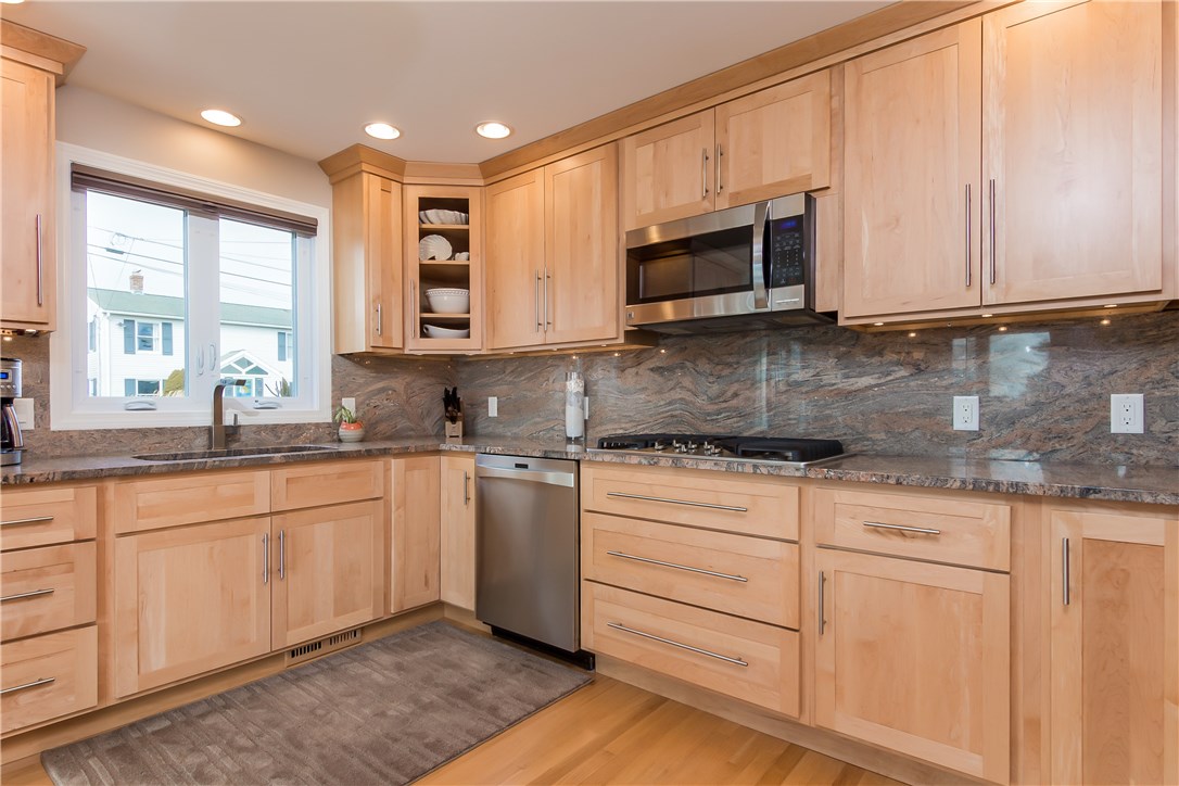 13 Nautilus Road Narragansett, RI 02882 - Photo 8 of 40 Gas cooktop!