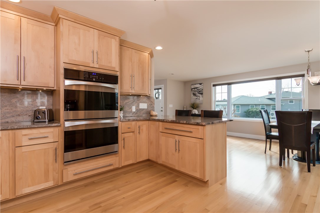 13 Nautilus Road Narragansett, RI 02882 - Photo 9 of 40 Plenty of space for entertaining family and friends!