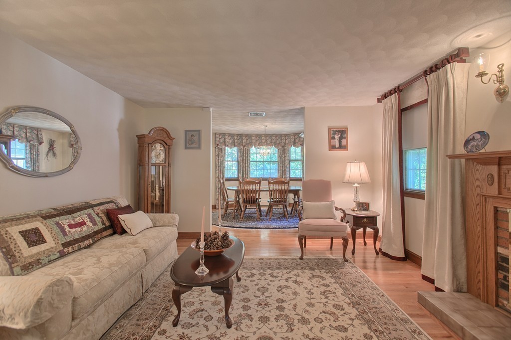 42 Dexter Road Melrose, MA 02176 - Photo 8 of 28 Gallery Image 8