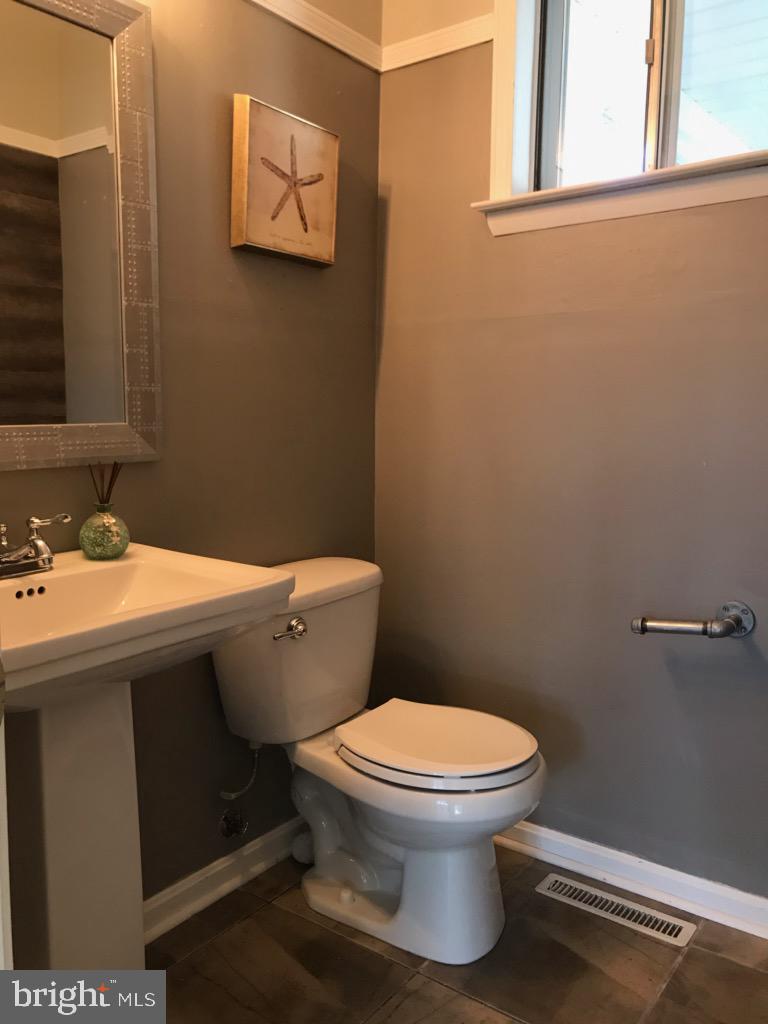 12 Andries Road Newark, DE 19711 - Photo 13 of 40 1st Floor Half Bath