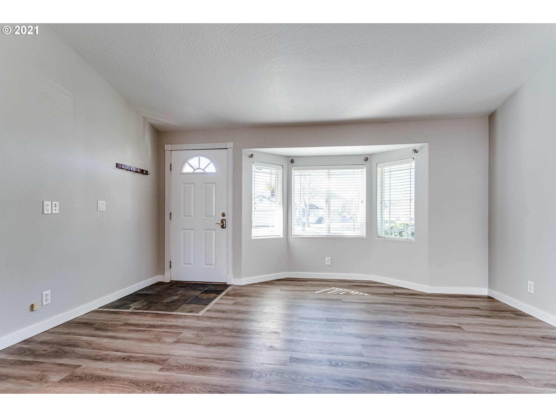 3908 Redwood Drive Springfield, OR 97478 - Photo 3 of 19