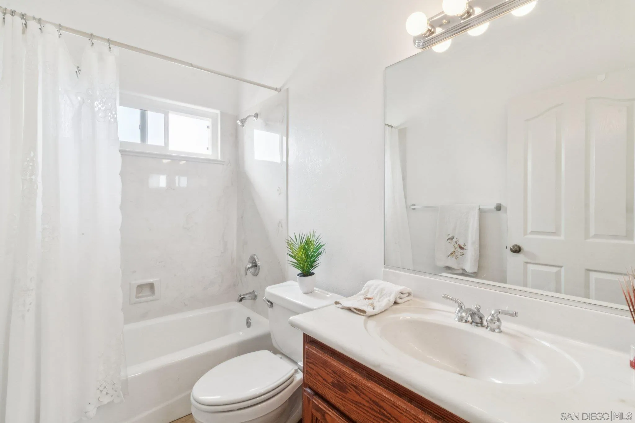 1346 Wilson Road Ramona, CA 92065 - Photo 28 of 71 Full large guest bathroom