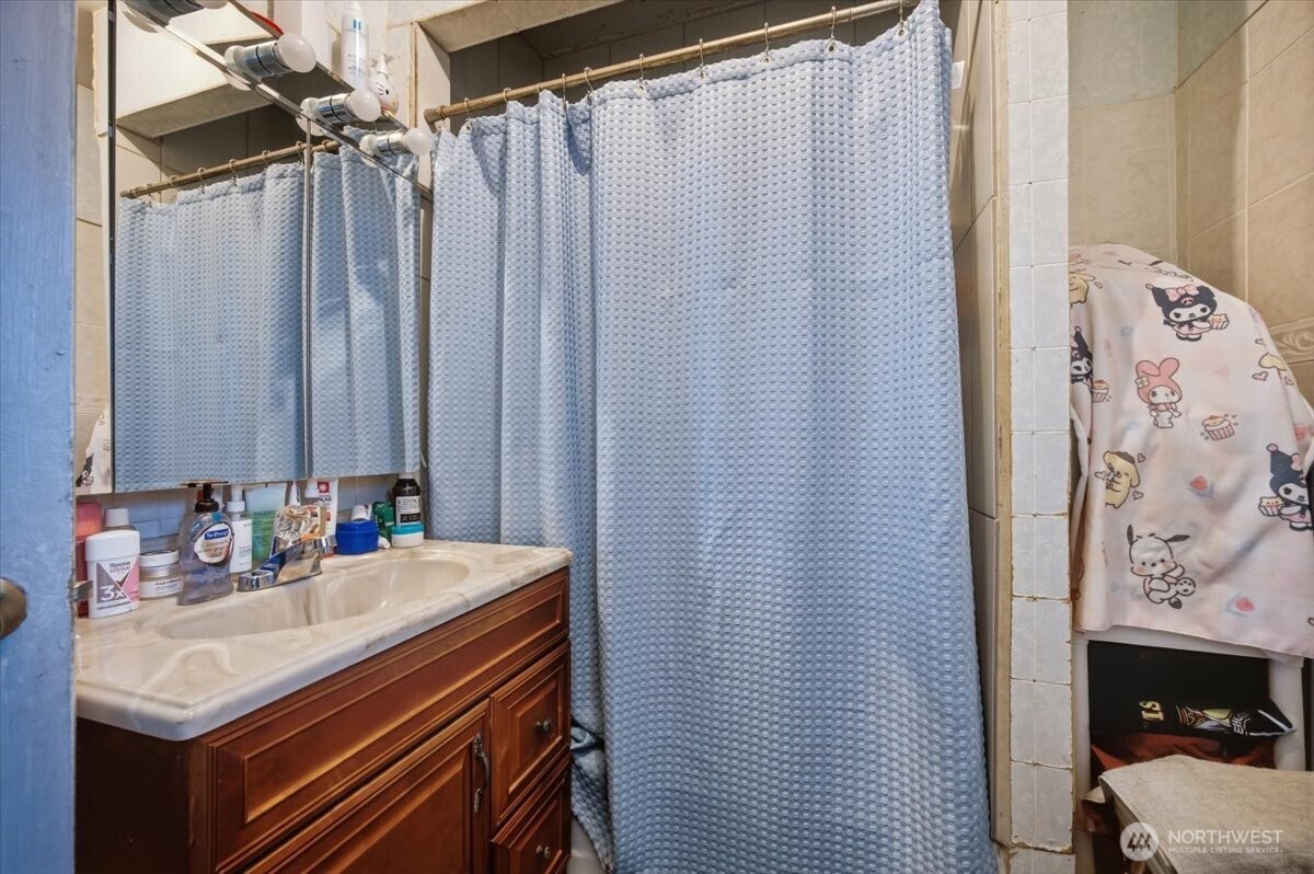 802 South 11th Avenue Pasco, WA 99301 - Photo 9 of 24 a bathroom with a sink and a mirror