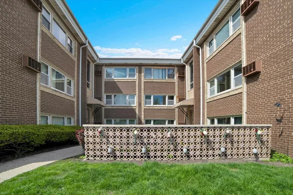 $160,000 | 2257 Des Plaines Avenue, Unit 1NE, North Riverside, IL 60546