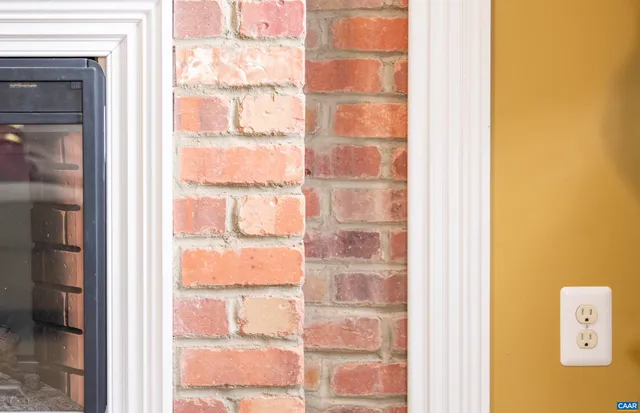 a view of a livingroom with a workspace