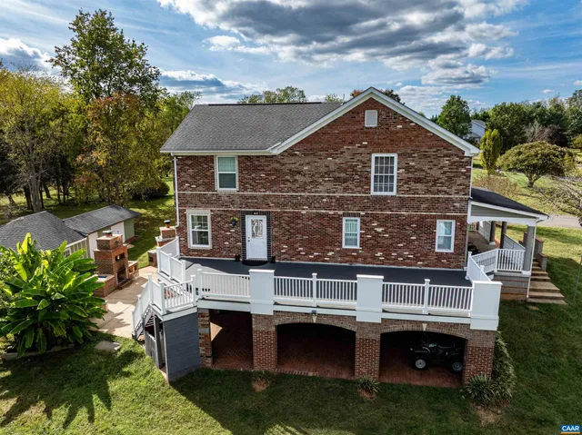 a view of house with a yard