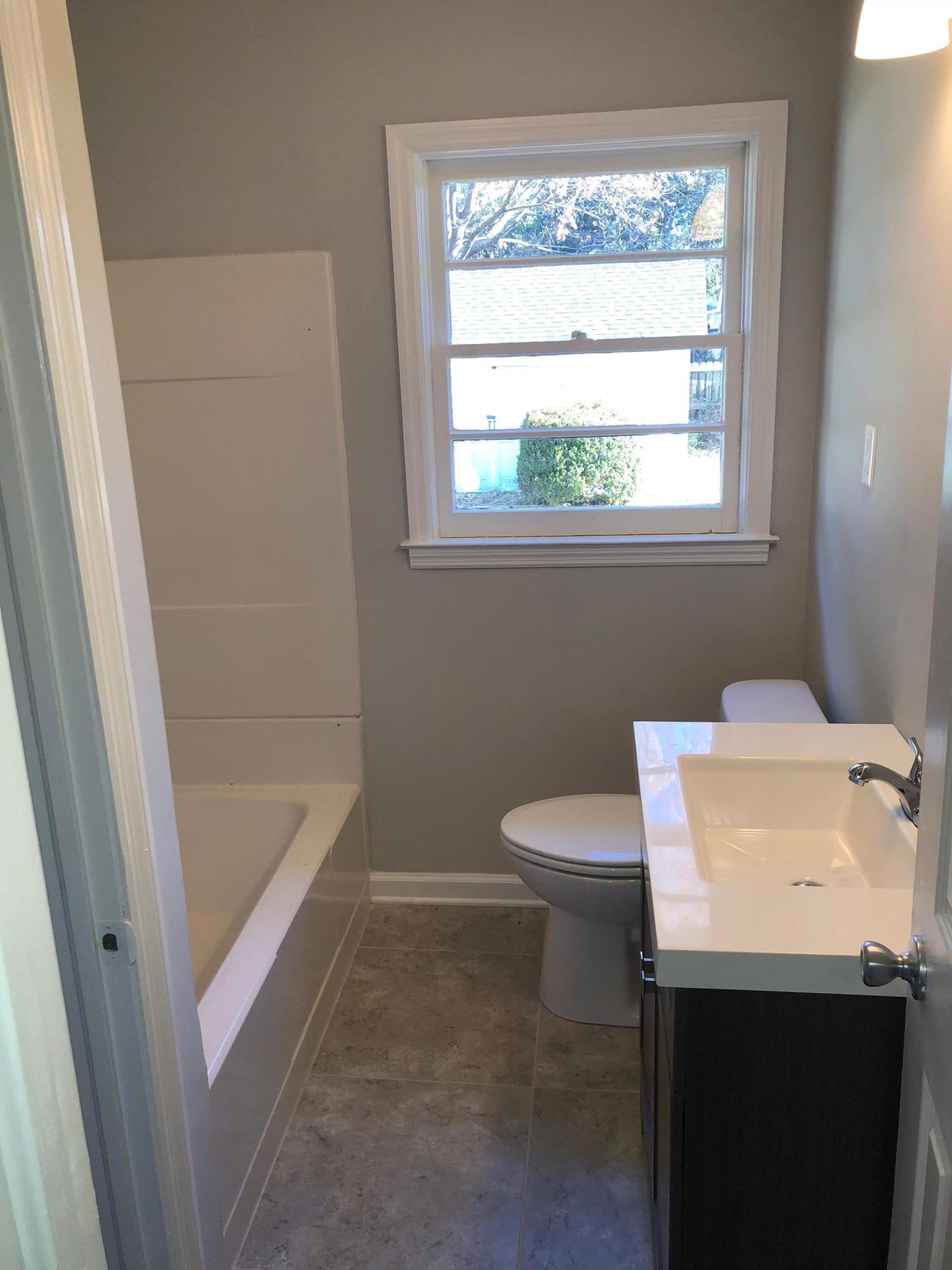 1052 Harbor View Road Charleston, SC 29412 - Photo 10 of 10 Bathroom 2 w Bathtub