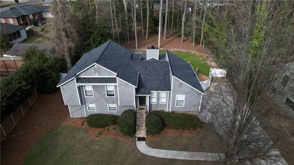 a view of a house with a yard