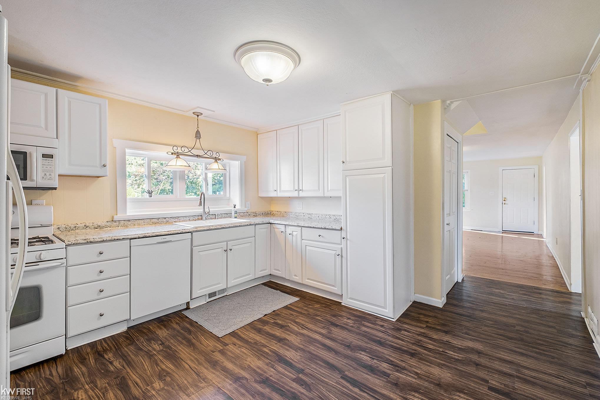 5126 West Thompson Road Linden, MI 48451 - Photo 6 of 27 50142564-2922ffff-2bc4-49a0-bc08-8f7ffe69dfb8.JPG