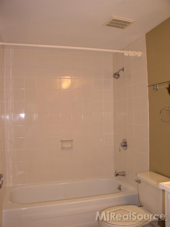 1673 Riverside Drive, Unit 35 Rochester, MI 48309 - Photo 12 of 18 31201424-11.JPG