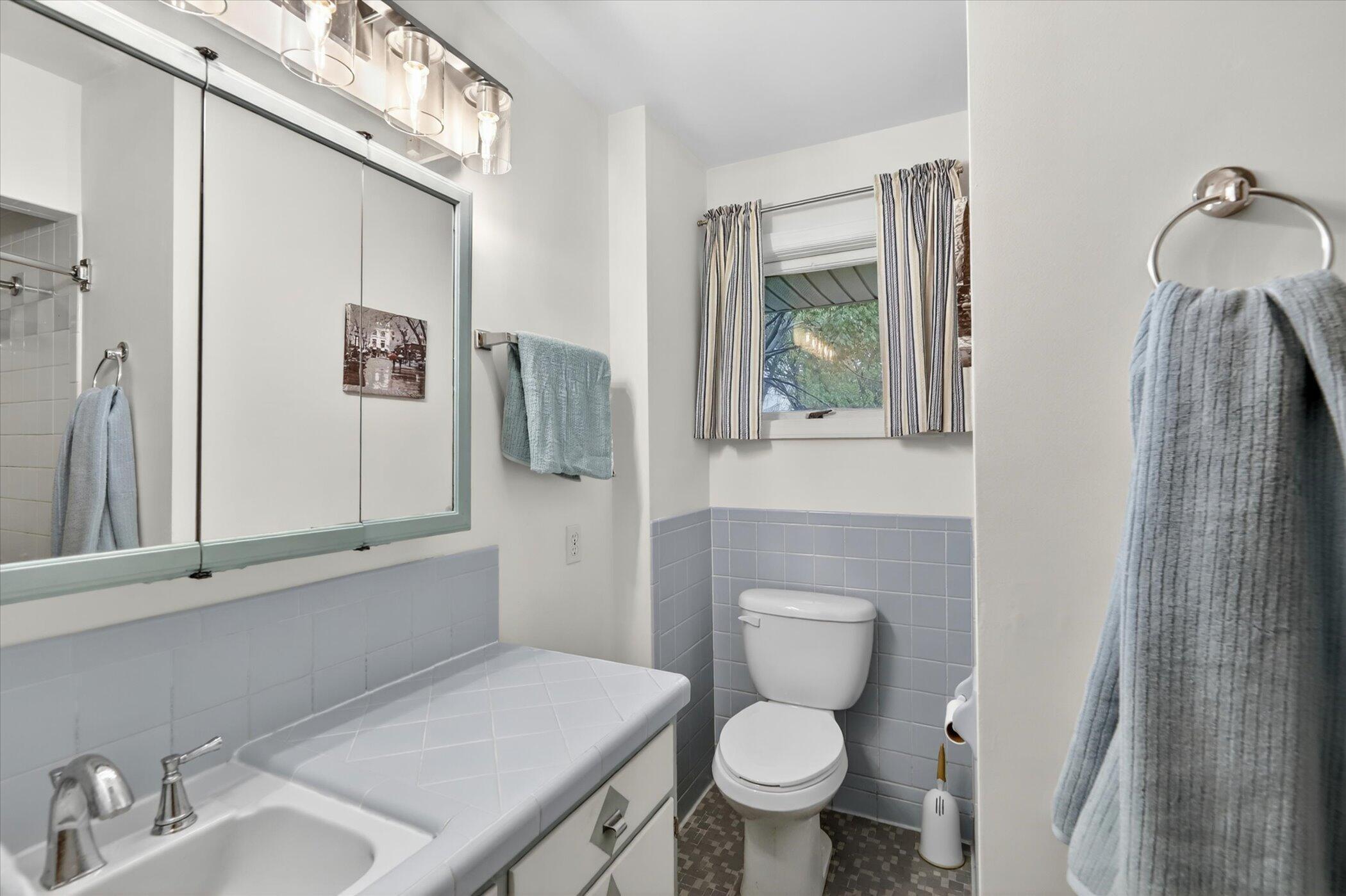 814 North Drake Road Kalamazoo, MI 49006 - Photo 22 of 45 Main Bath