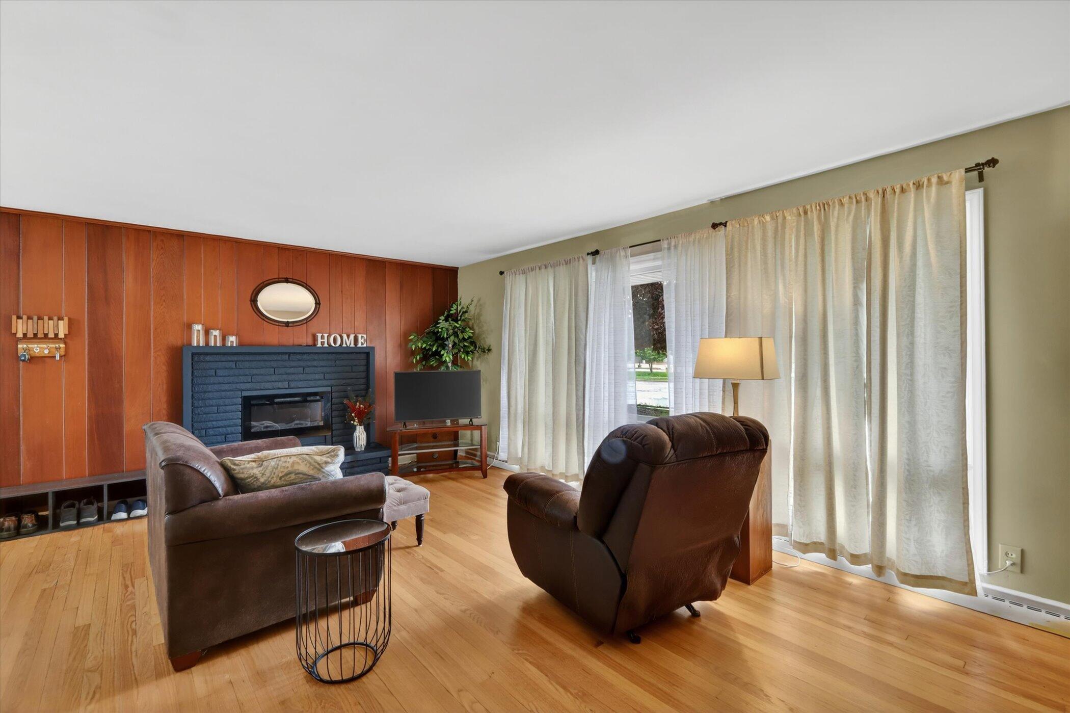 814 North Drake Road Kalamazoo, MI 49006 - Photo 4 of 45 Living Room