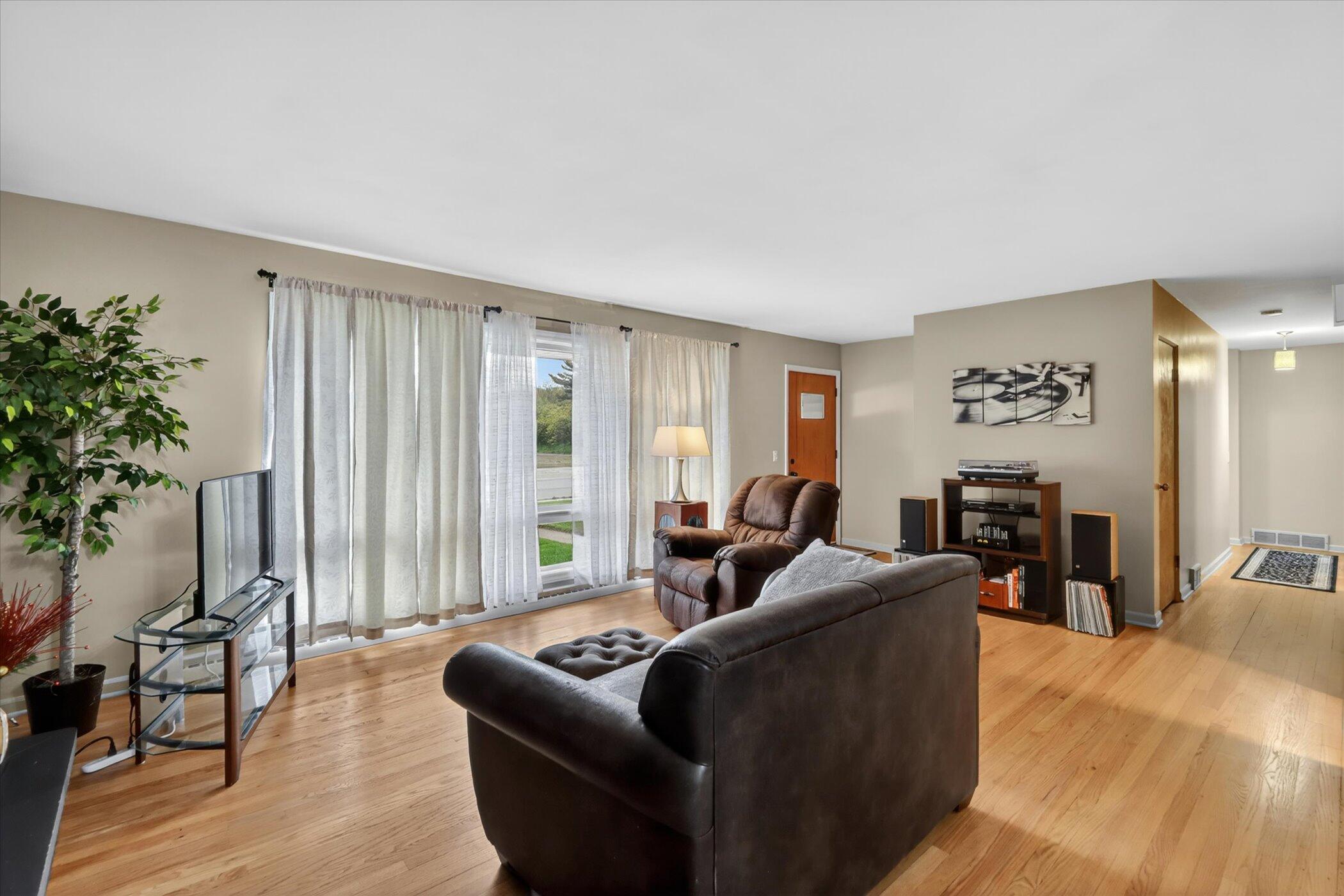 814 North Drake Road Kalamazoo, MI 49006 - Photo 6 of 45 Living Room from dining