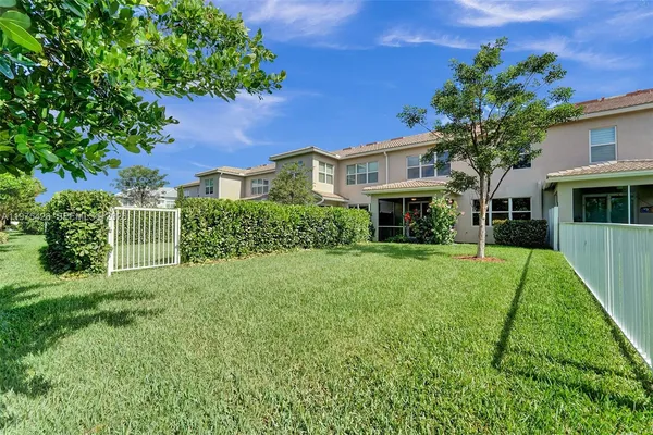 $3,950 | 4764 Eucalyptus Drive, Hollywood, FL 33021