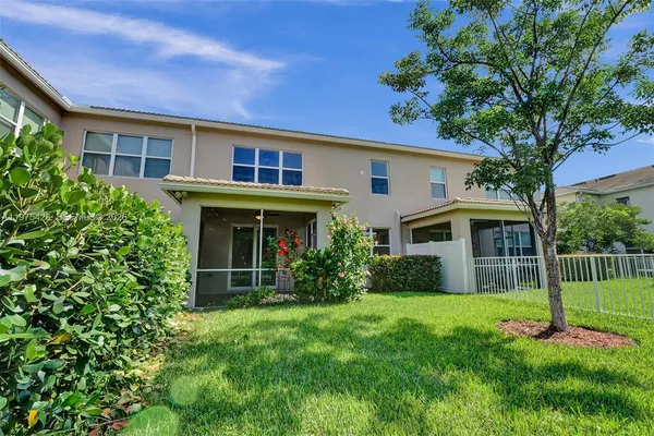 $3,950 | 4764 Eucalyptus Drive, Hollywood, FL 33021