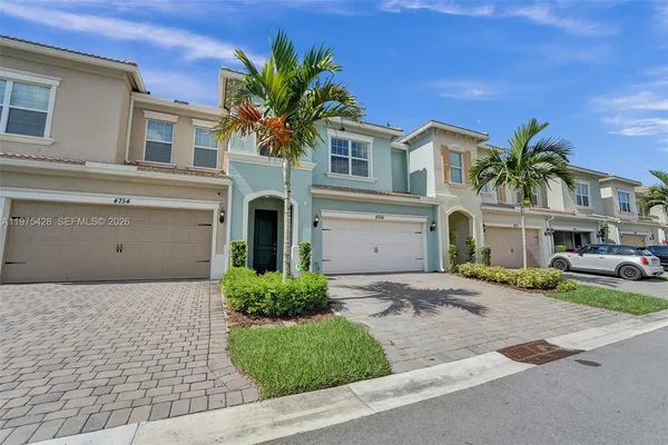 $3,950 | 4764 Eucalyptus Drive, Hollywood, FL 33021