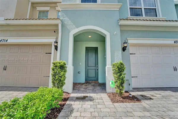 $3,950 | 4764 Eucalyptus Drive, Hollywood, FL 33021