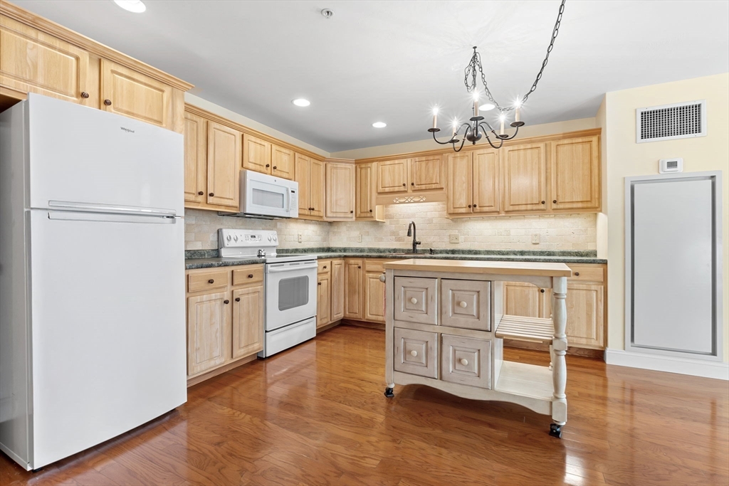 135 Beach Road, Unit 200 Salisbury, MA 01952 - Photo 4 of 34 Gallery Image 4