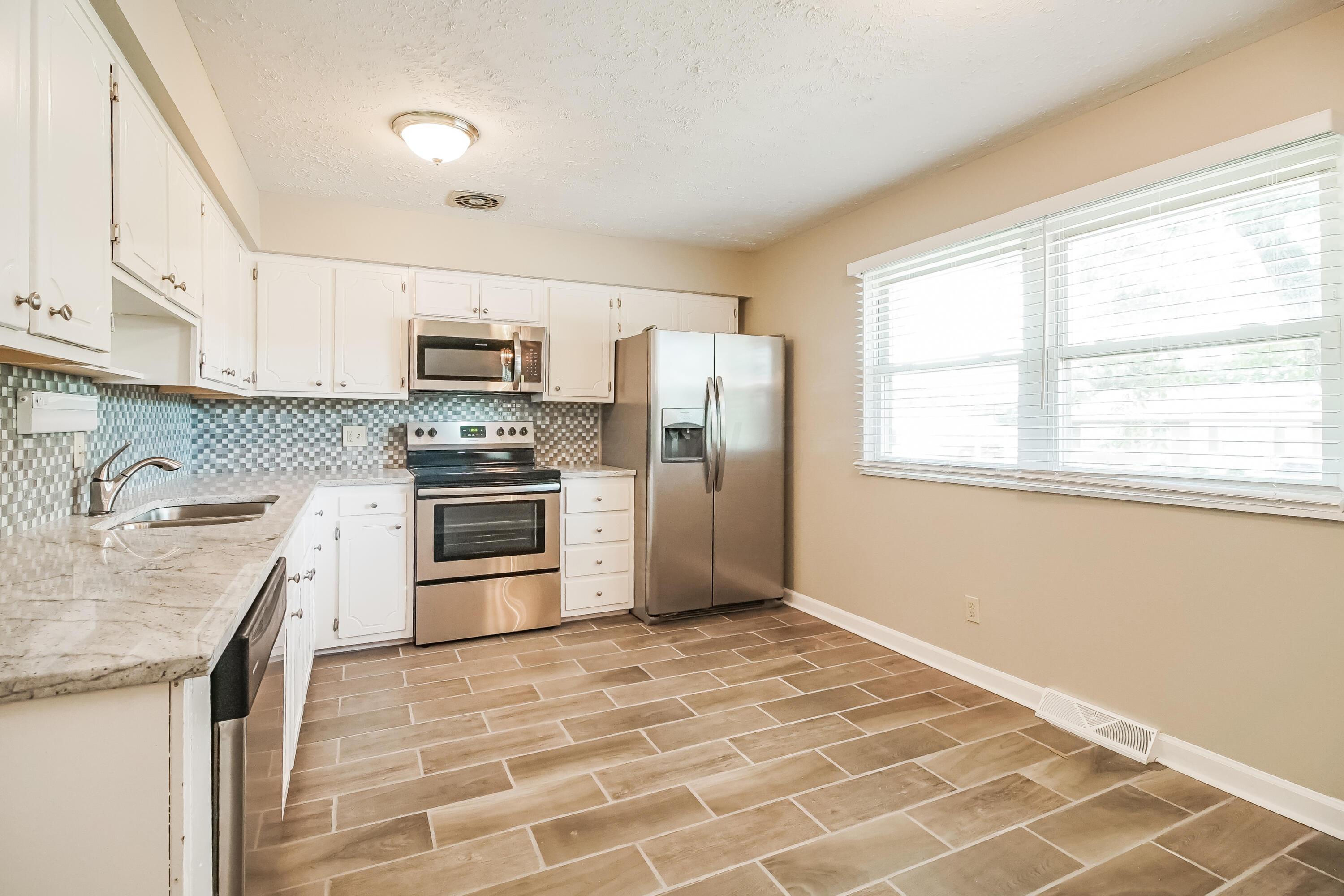 6259 Faircrest Road Columbus, OH 43229 - Photo 5 of 17 006-photo-dining-room-7391994