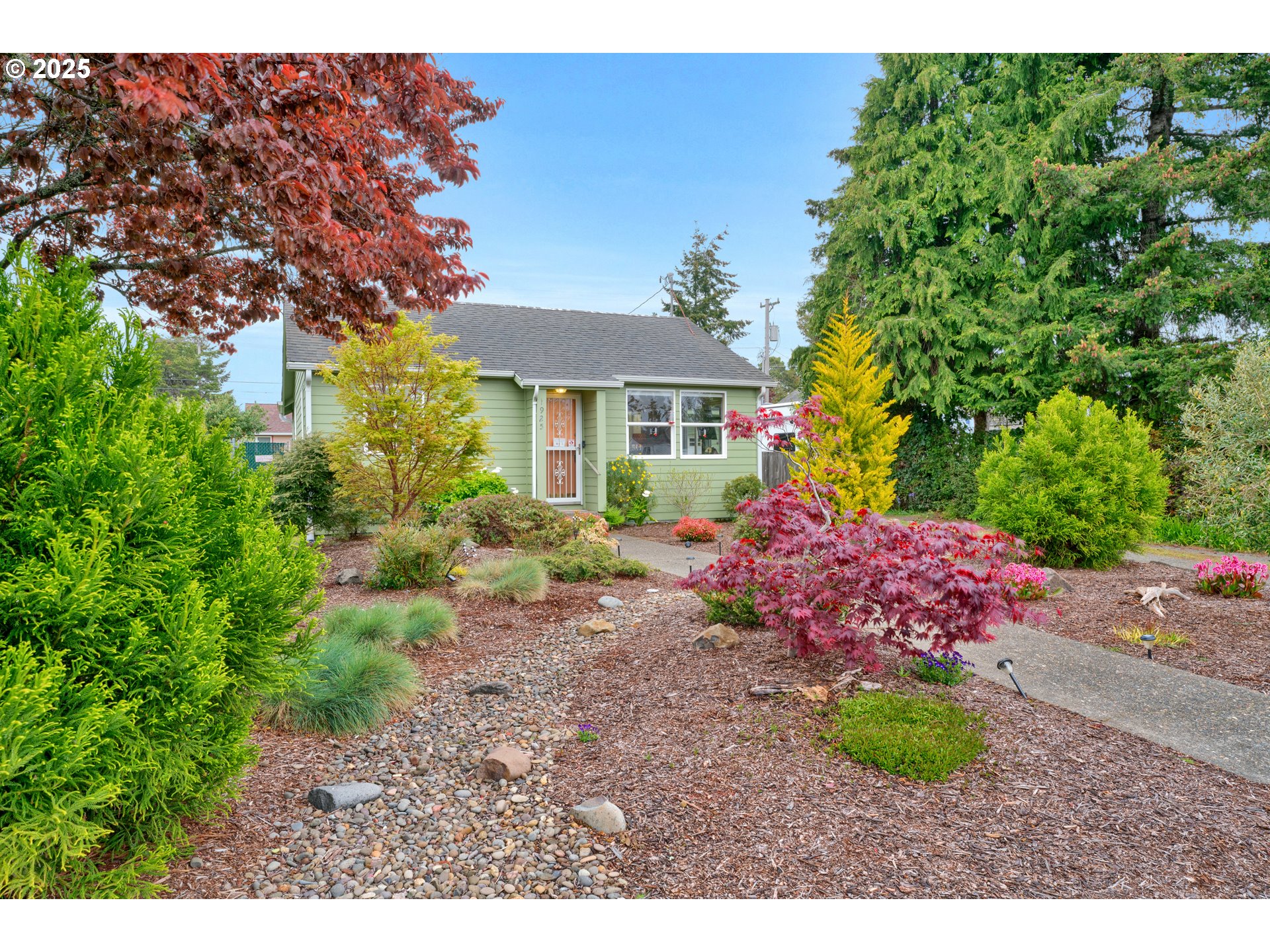 1925 17th Street Florence, OR 97439 - Photo 3 of 31 Front Yard