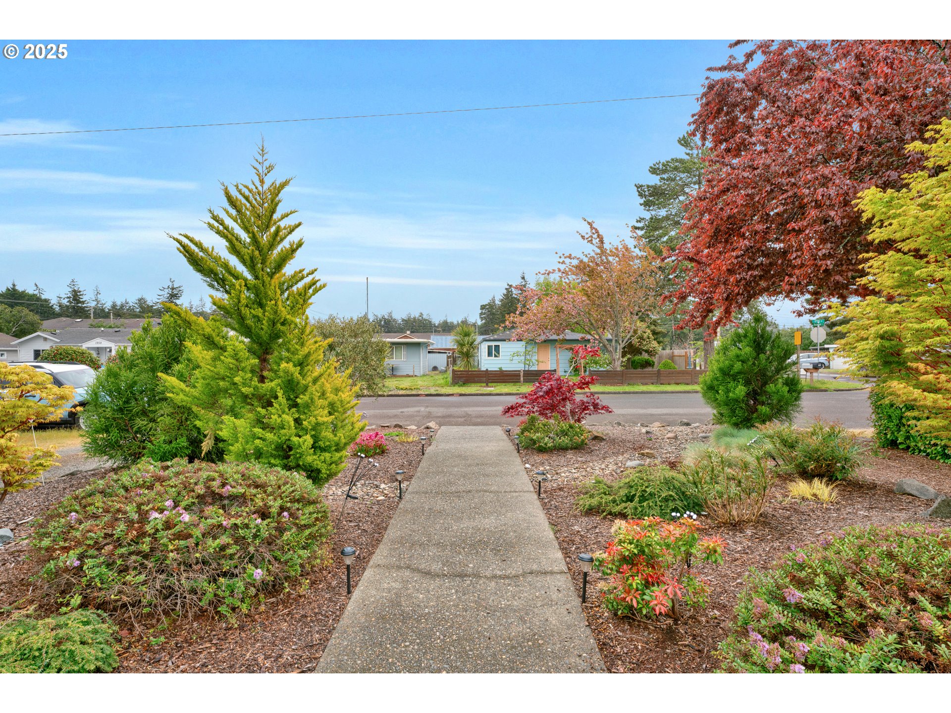 1925 17th Street Florence, OR 97439 - Photo 6 of 31 Front Yard