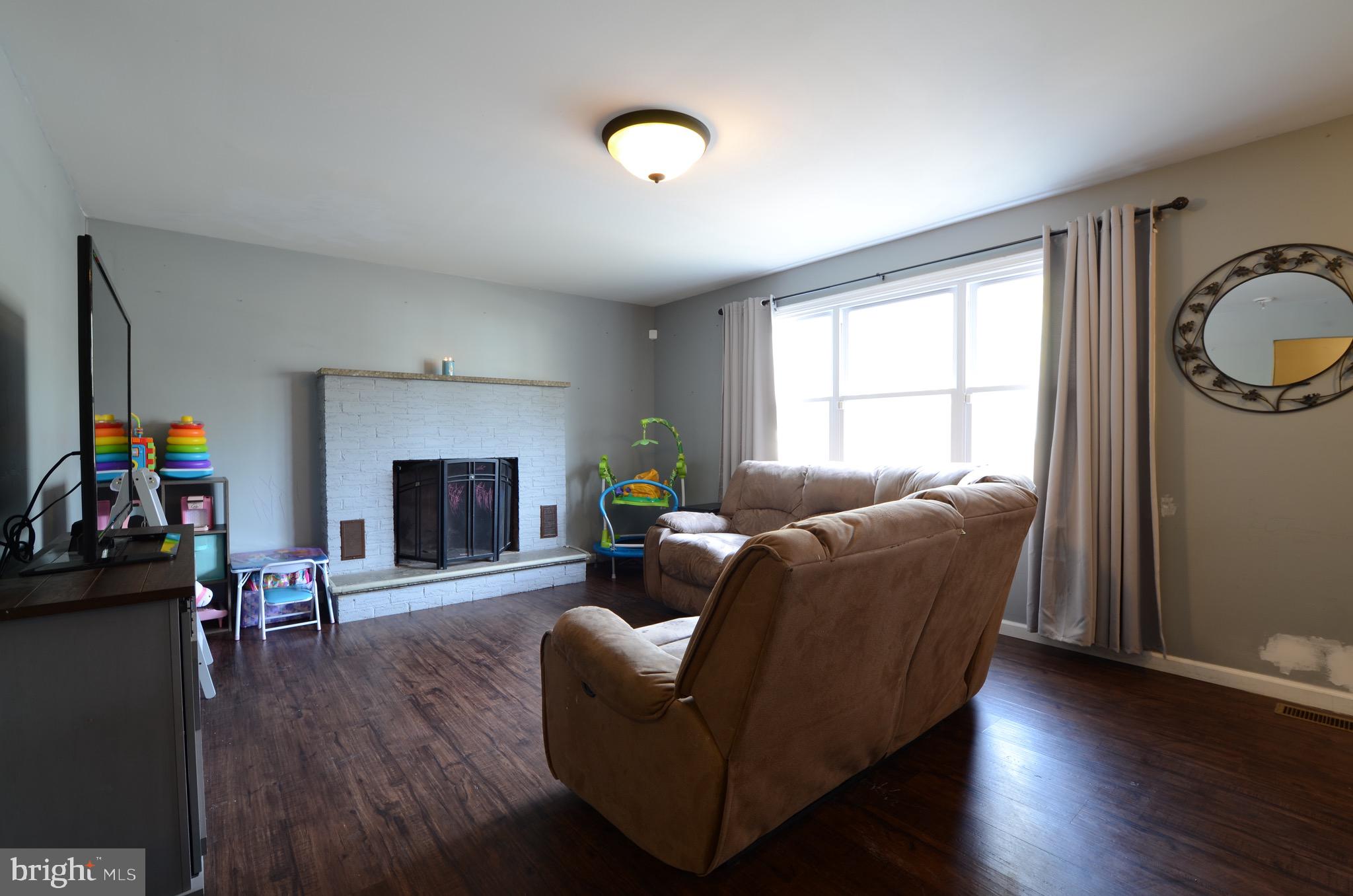 24 Naylor Avenue Clementon, NJ 08021 - Photo 2 of 10 Living Room - Main Level