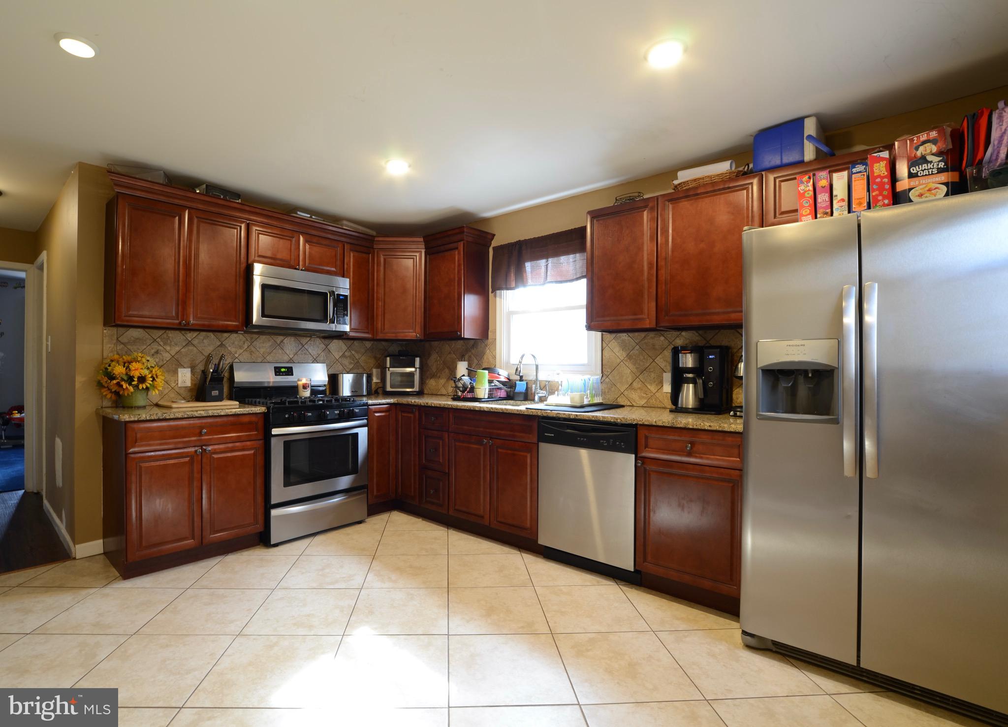 24 Naylor Avenue Clementon, NJ 08021 - Photo 6 of 10 Kitchen - Main Level