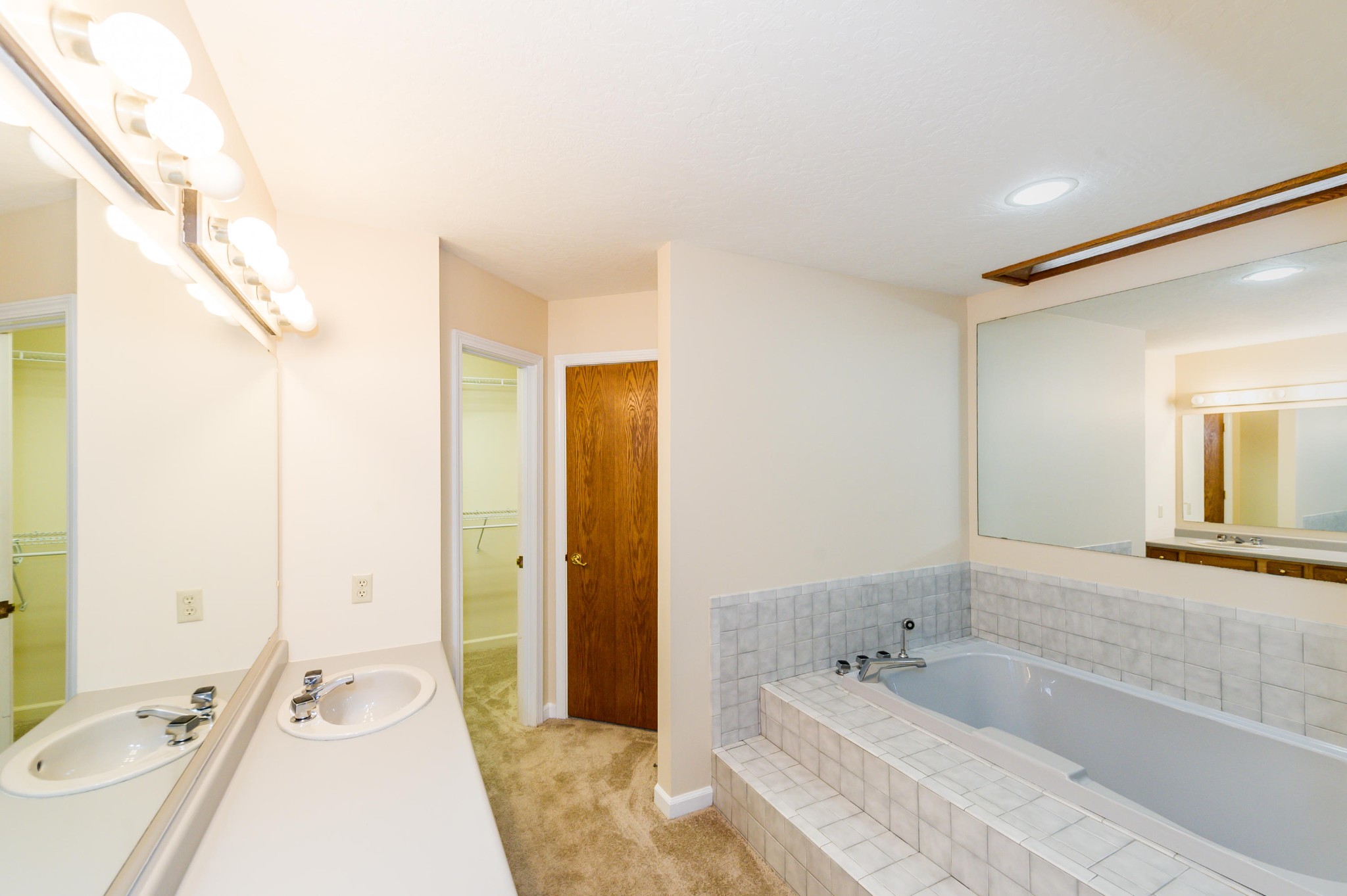 102 Clayton Way Oak Ridge, TN 37830 - Photo 11 of 40 a spacious bathroom with a tub sink and mirror