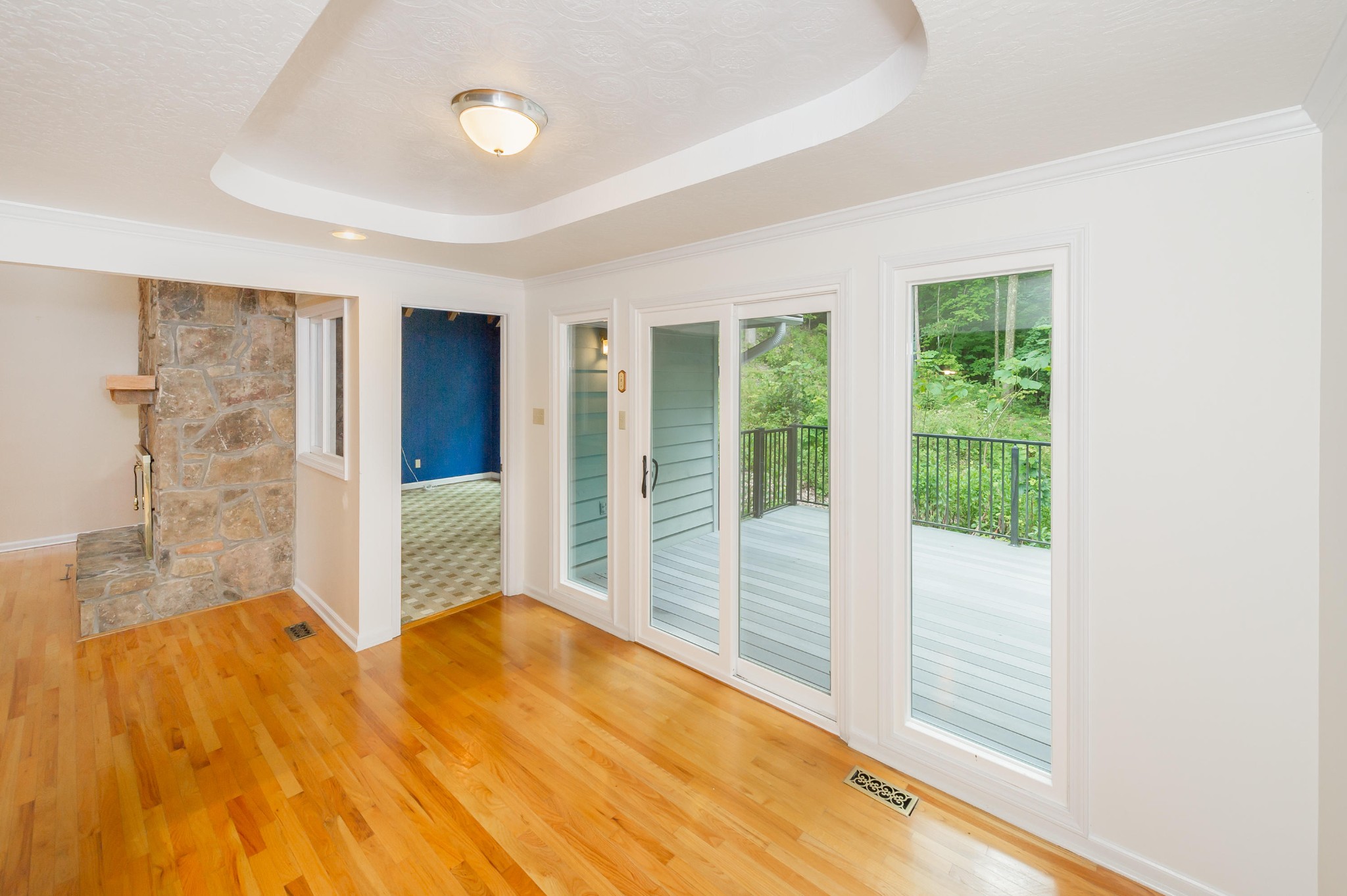 102 Clayton Way Oak Ridge, TN 37830 - Photo 38 of 40 a view of an empty room with a window