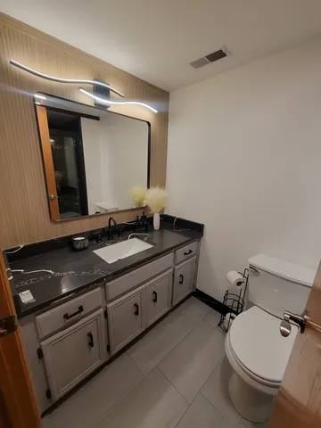 $2,300 | 10418 South Keating Avenue, Unit 1A, Oak Lawn, IL 60453