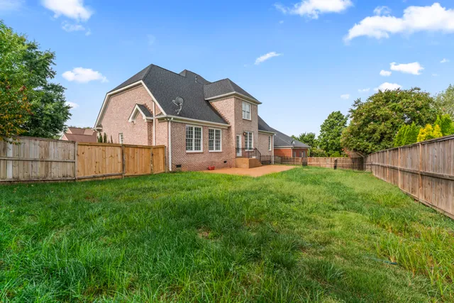 a view of a backyard
