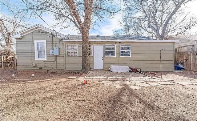 $1,295 | 2402 29th Street, Unit FRONT, Lubbock, TX 79411