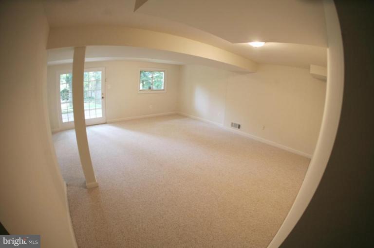 6802 Rolling Road Springfield, VA 22152 - Photo 20 of 28 Family Room