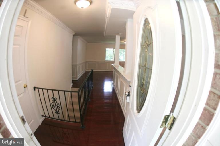 6802 Rolling Road Springfield, VA 22152 - Photo 25 of 28 Entrance / Foyer