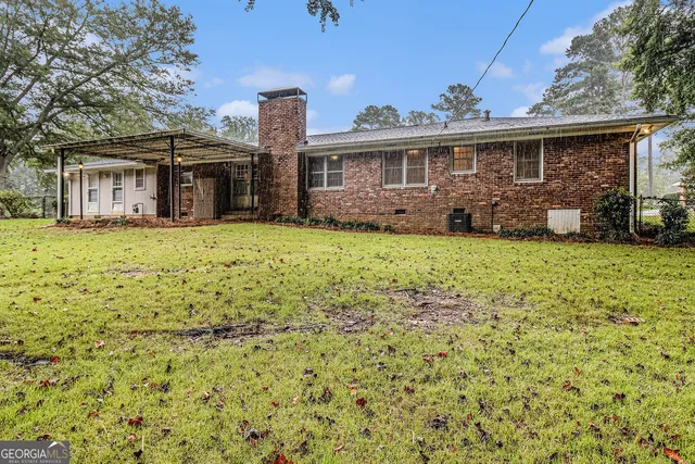a view of a house with a yard