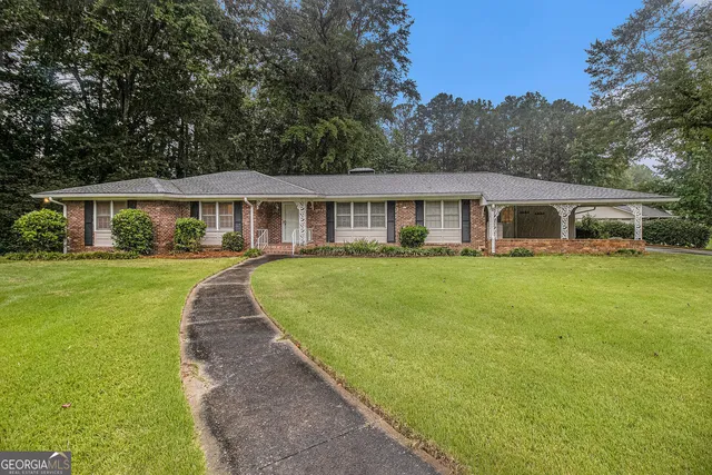 a view of house that has a yard