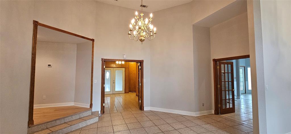 137 Oakview Gainesville, TX 76240 - Photo 3 of 37 Foyer.