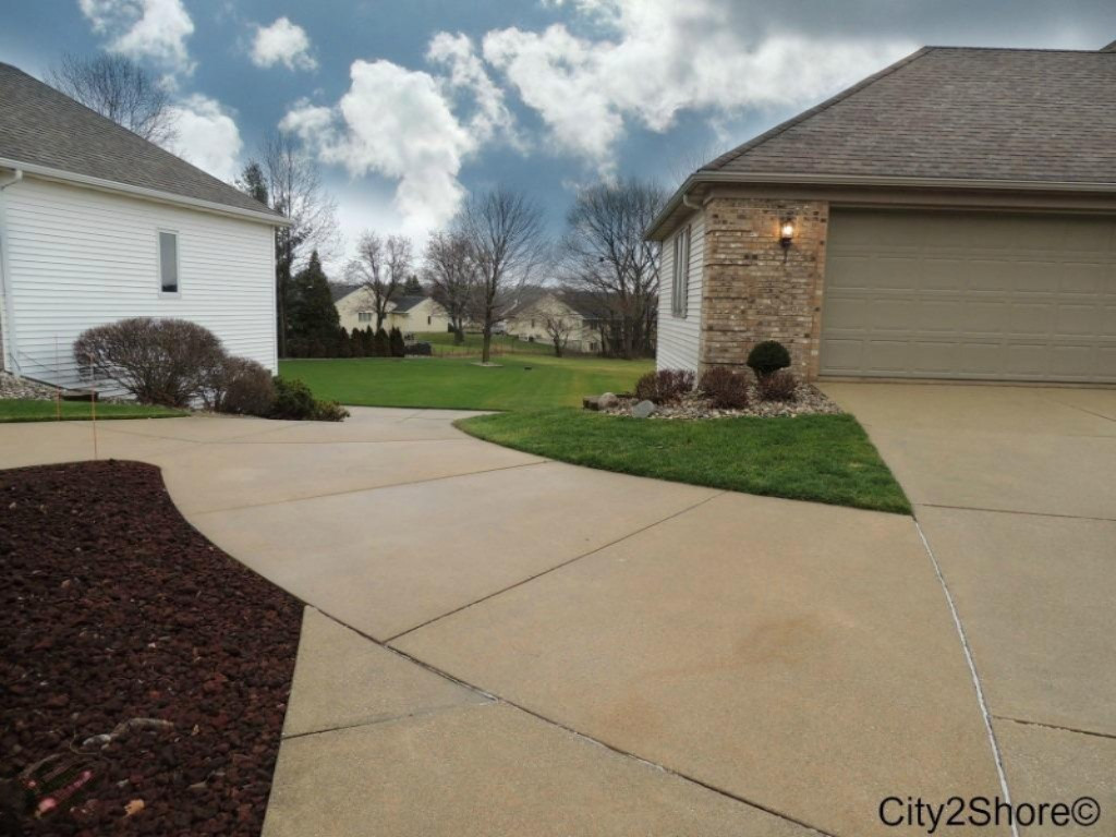 3019 Viewpoint Street Jenison, MI 49428 - Photo 54 of 60 Side driveway