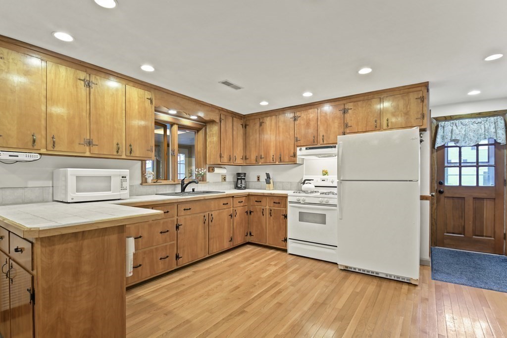 88 Cambridge Road Woburn, MA 01801 - Photo 6 of 31 Gallery Image 6