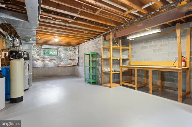 a picture of a book shelf