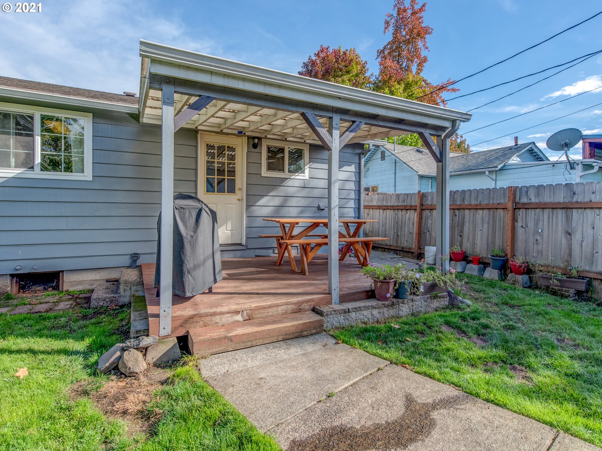 756 North 23rd Street Springfield, OR 97477 - Photo 13 of 22 a front view of a house with garden