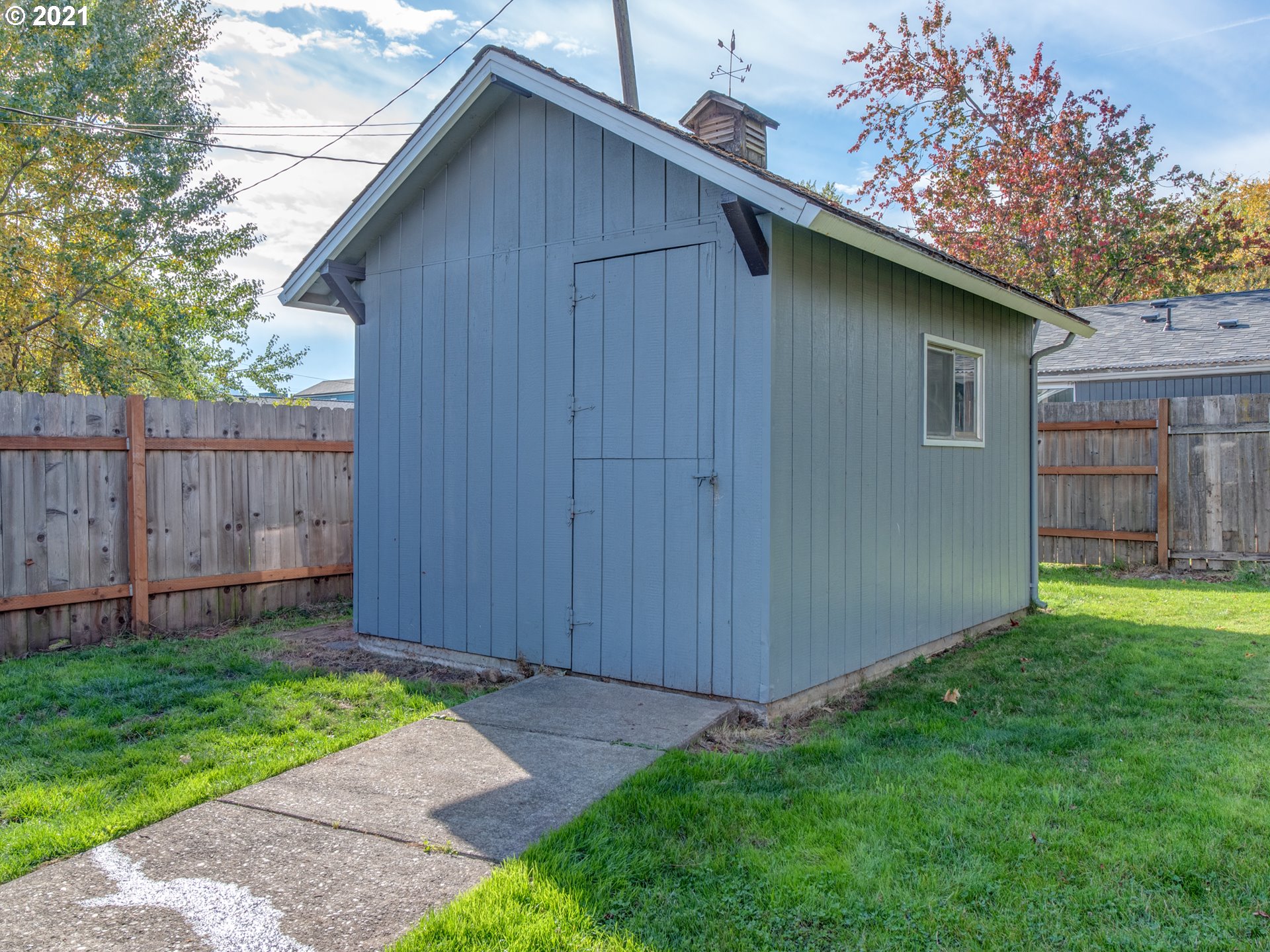 756 North 23rd Street Springfield, OR 97477 - Photo 17 of 22 a backyard of a house with lots of green space