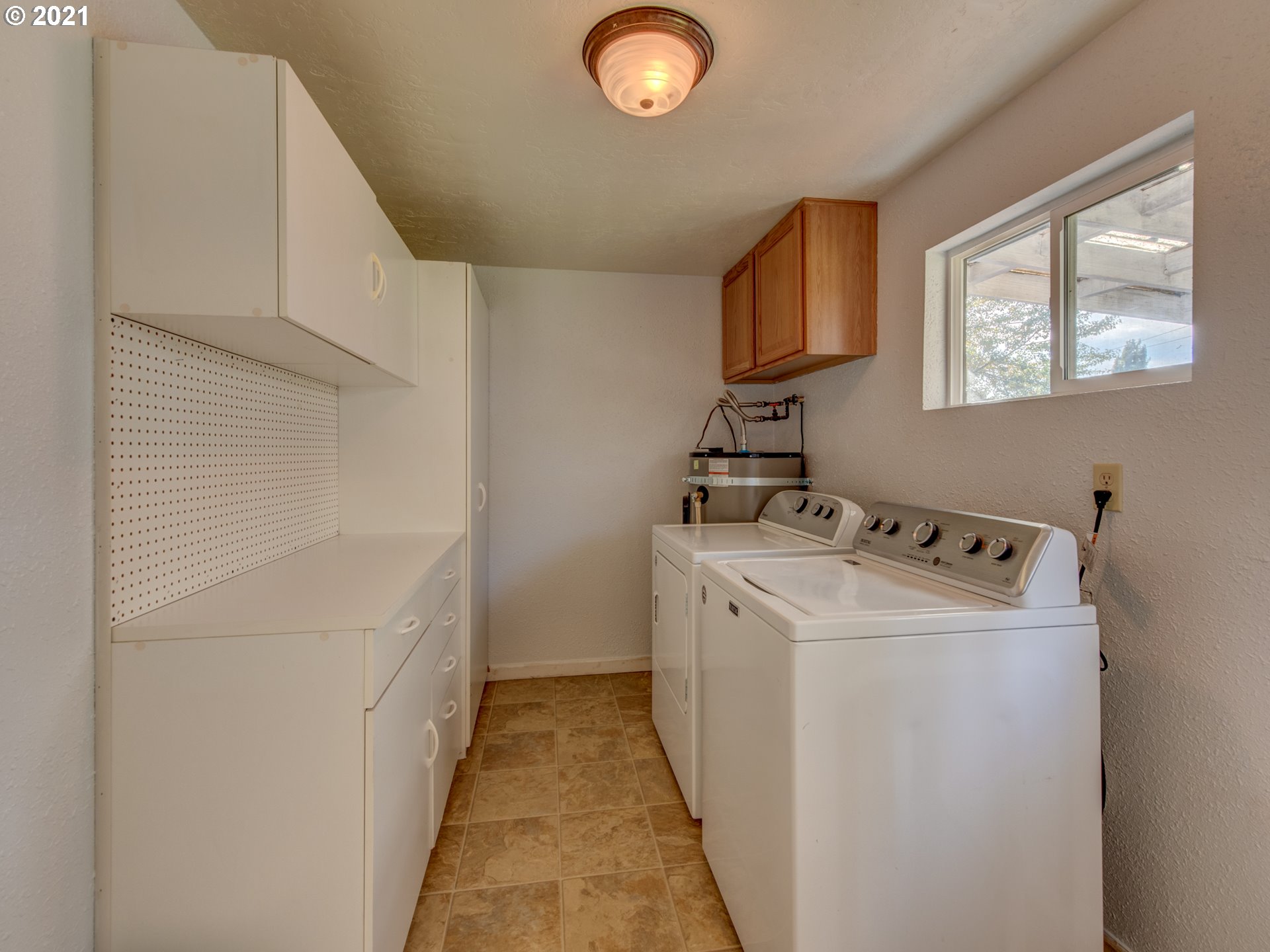 756 North 23rd Street Springfield, OR 97477 - Photo 6 of 22 a utility room with dryer and washer