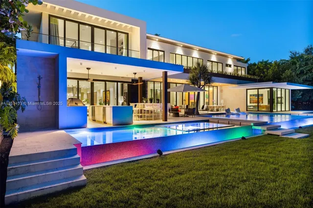 a view of front of building with yard