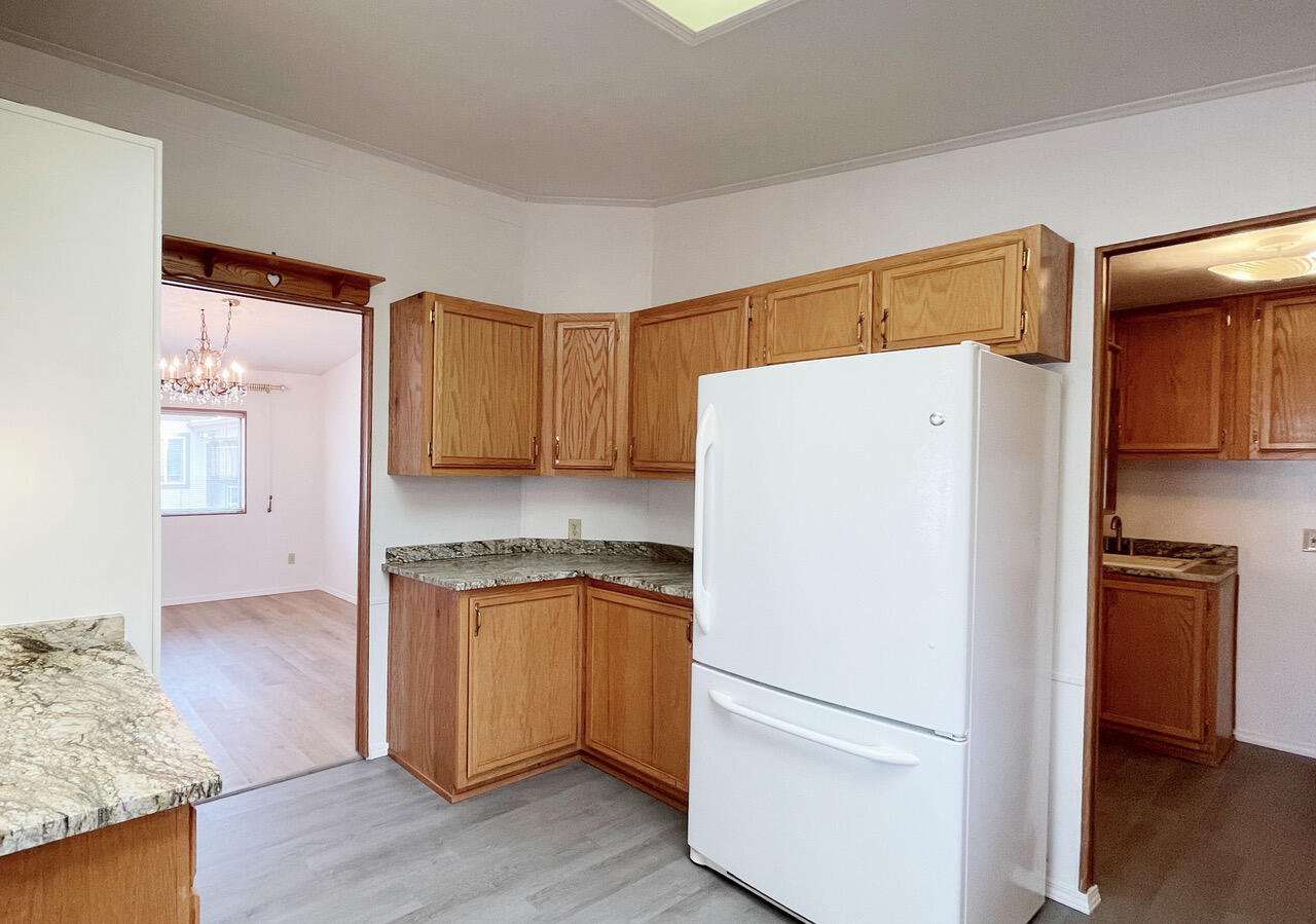 555 Freeman Road, Unit 60 Central Point, OR 97502 - Photo 12 of 24 kitchen