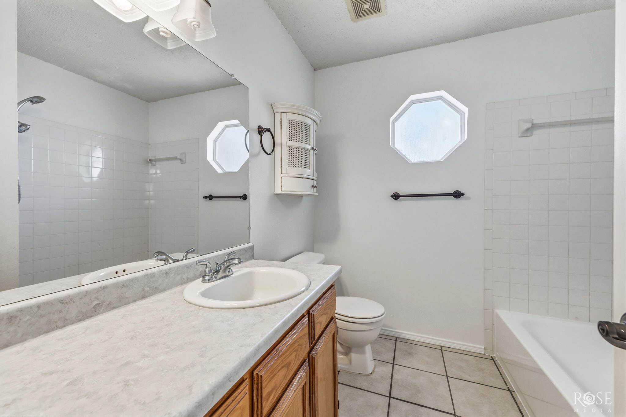5841 Dearborn Road San Angelo, TX 76901 - Photo 24 of 46 Hallway Full Bathroom