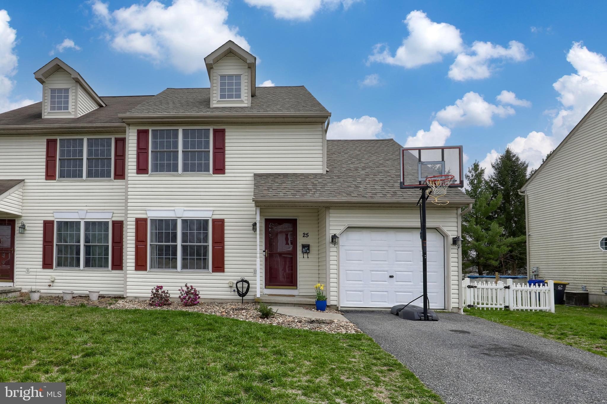 25 South Wayne Street, Robesonia, PA 19551 Compass