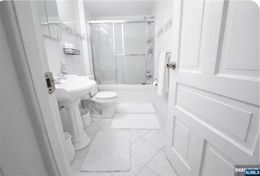 25 Hazelton Street Ridgefield Park, NJ 07660 - Photo 3 of 4