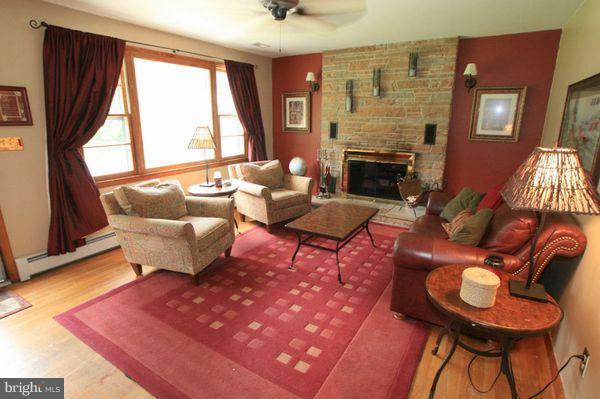 915 Hillcrest Road Hanover, MD 21076 - Photo 4 of 30 Living Room